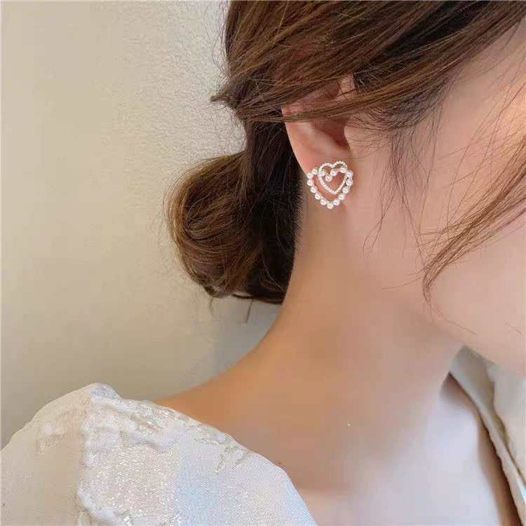 Серебряные серьги-«сердце» с жемчужной инкрустацией — европейский стиль и аромат Chanel, легкая роскошь, S925 серебро, игла