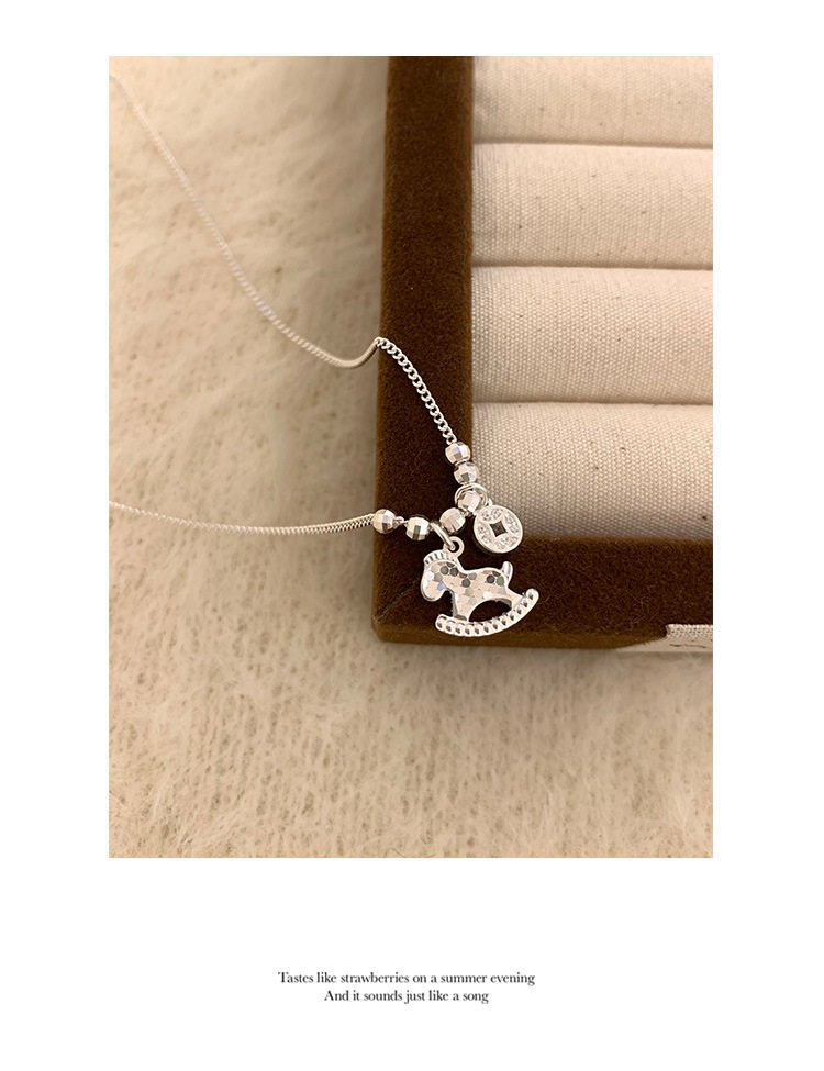 Collier pendentif poney en bois et cristal élégance raffinée_voghion.com
