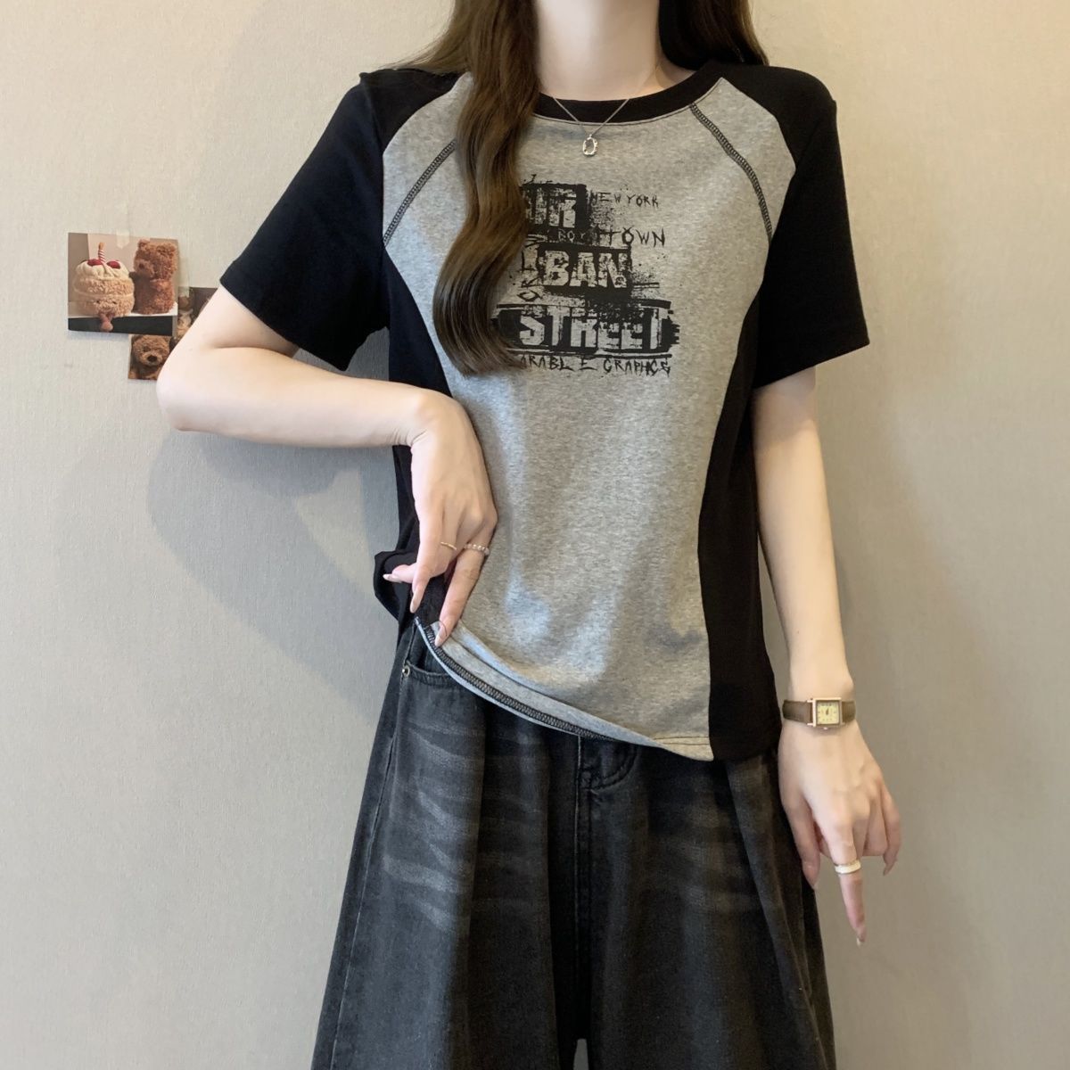 Camiseta de manga corta de color de contraste de costura de mm de gran tamaño para mujer verano 2024 nuevo estilo suelto que cubre el vientre para mostrar letras delgadas para mujer image 4