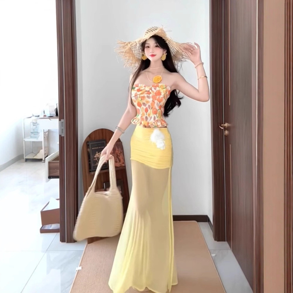 Summer Vacation Style Off-Shoulder Short Tube Top and Skirt Two-Piece Women's Suit, Super Slimming and Hot Girl Suit