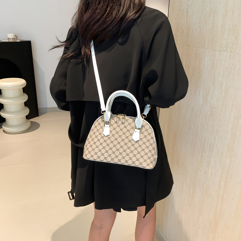 Bolso de moda simple 2024 primavera nueva bolsa de hombro de viaje de estilo extranjero bolso de mano casual bolso de concha de mujer