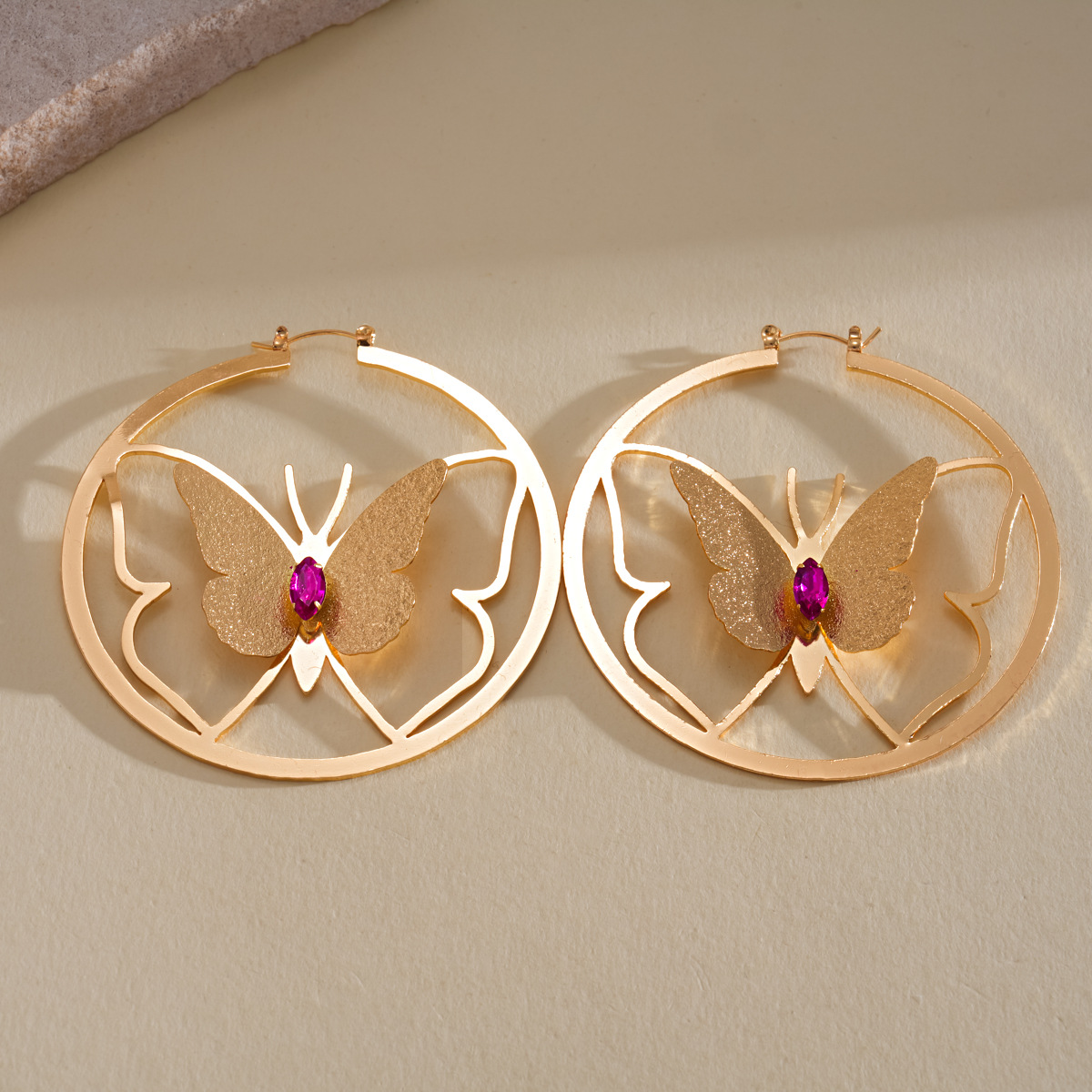 Europa y los Estados Unidos retro diamantes redondos huecos mariposa pendientes personalidad exagerada diseño pendientes de nicho de alta calidad pendientes