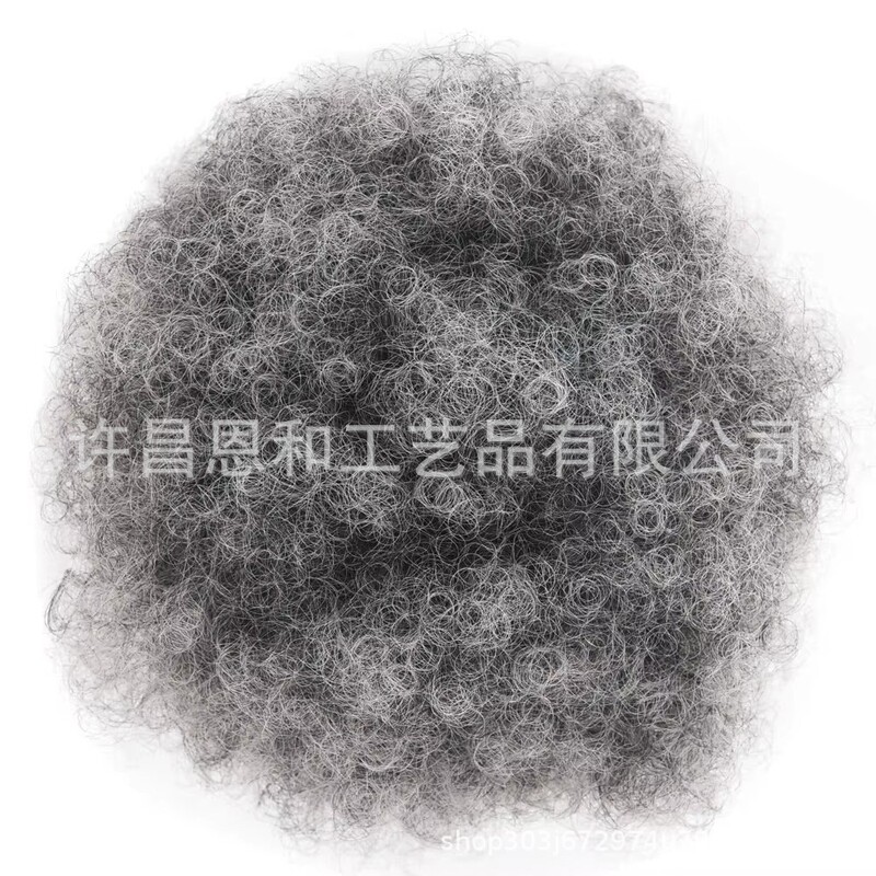 国境を越えたアフリカのかつらは女性のふわふわした髪を包んで毛虫の髪を包んでひもを引いて化学繊維のつぼみを包んでいます。|undefined