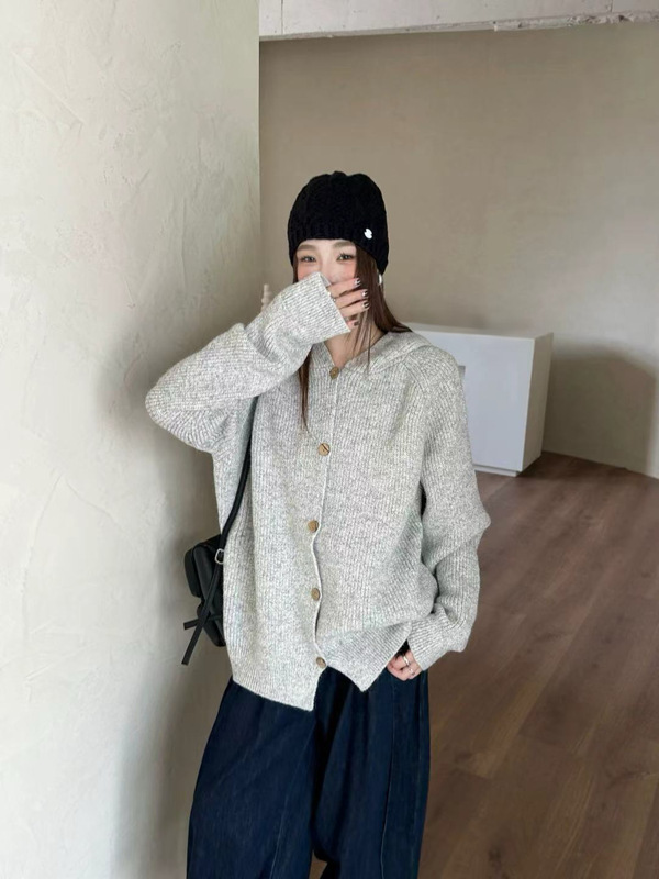 秋冬季经典款连帽毛衣外套女大码时尚木扣卫衣慵懒风外穿针织开衫|undefined