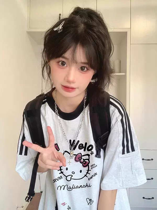 เสื้อยืดแขนสั้นลายแมวน้อย ผ้าฝ้ายแท้ สีขาว-เทา สำหรับสาวอวบ ฤดูร้อน สไตล์อเมริกัน ทรงหลวม แขนยาวครึ่งแขน เหมาะกับนักเรียนมัธยมต้นและมัธยมปลาย