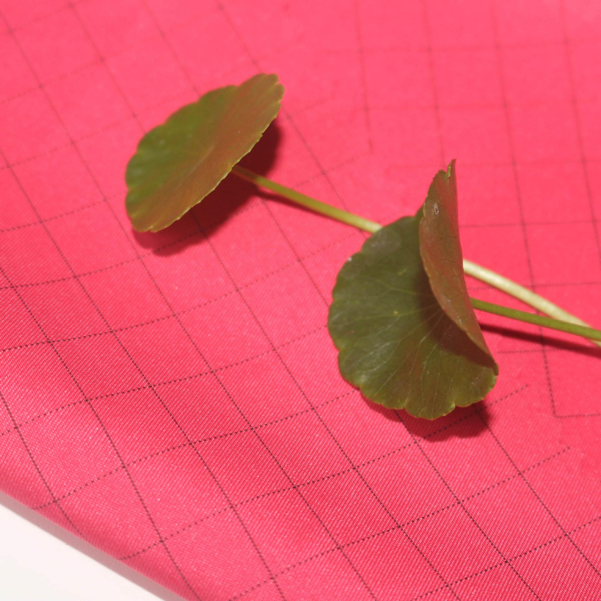 厂家直供：120克0.5CM格子1.7条纹 1CM网格防静电斜纹桃皮绒布料