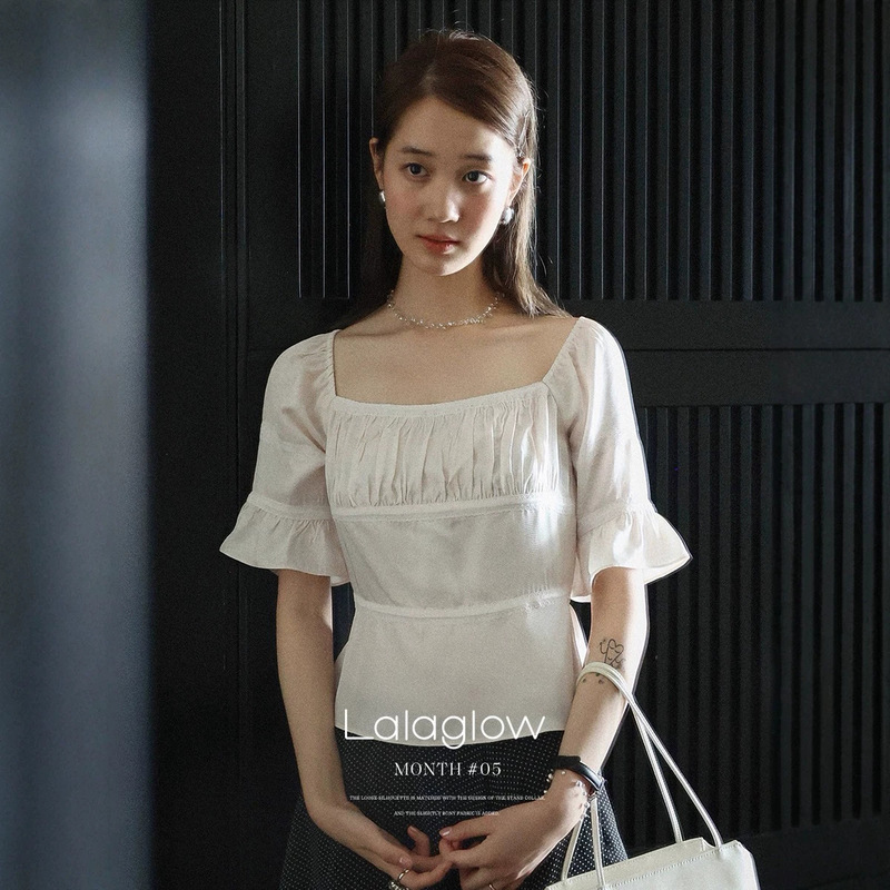 French Lace Spliced Square-Neck Short-Sleeved Shirt for Women, Summer Gentle and Sweet Slim-Fit Top with Petal-Sleeve Design