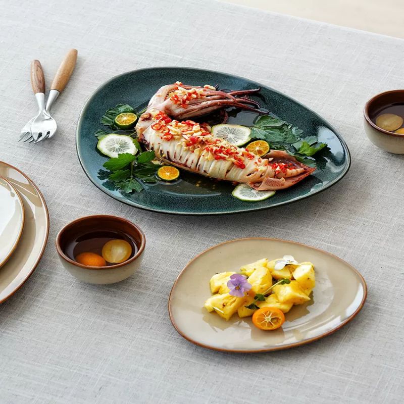 Plato de color esmalte transfronterizo de cerámica europea platos de platos de platos domésticos de restaurantes de hoteles de filete platos triangulares grandes platos de material japonés