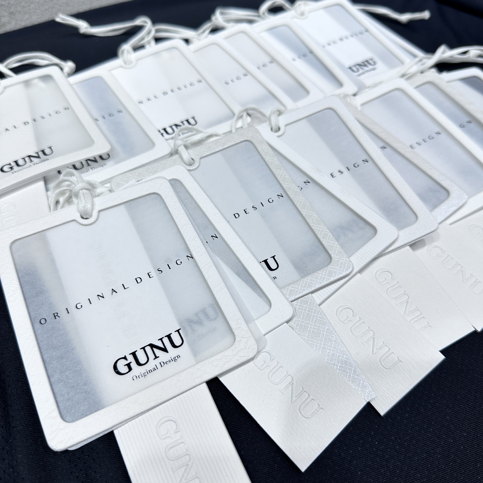 服装镂空挂牌 衣服磨砂吊牌 女装压花标签，大气简约服装挂牌