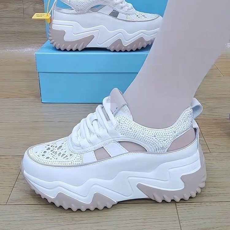 Sandalias de moda de fondo grueso para mujeres 2026 verano nuevo cuero suave hueco transpirable malla elevada zapatos deportivos casuales