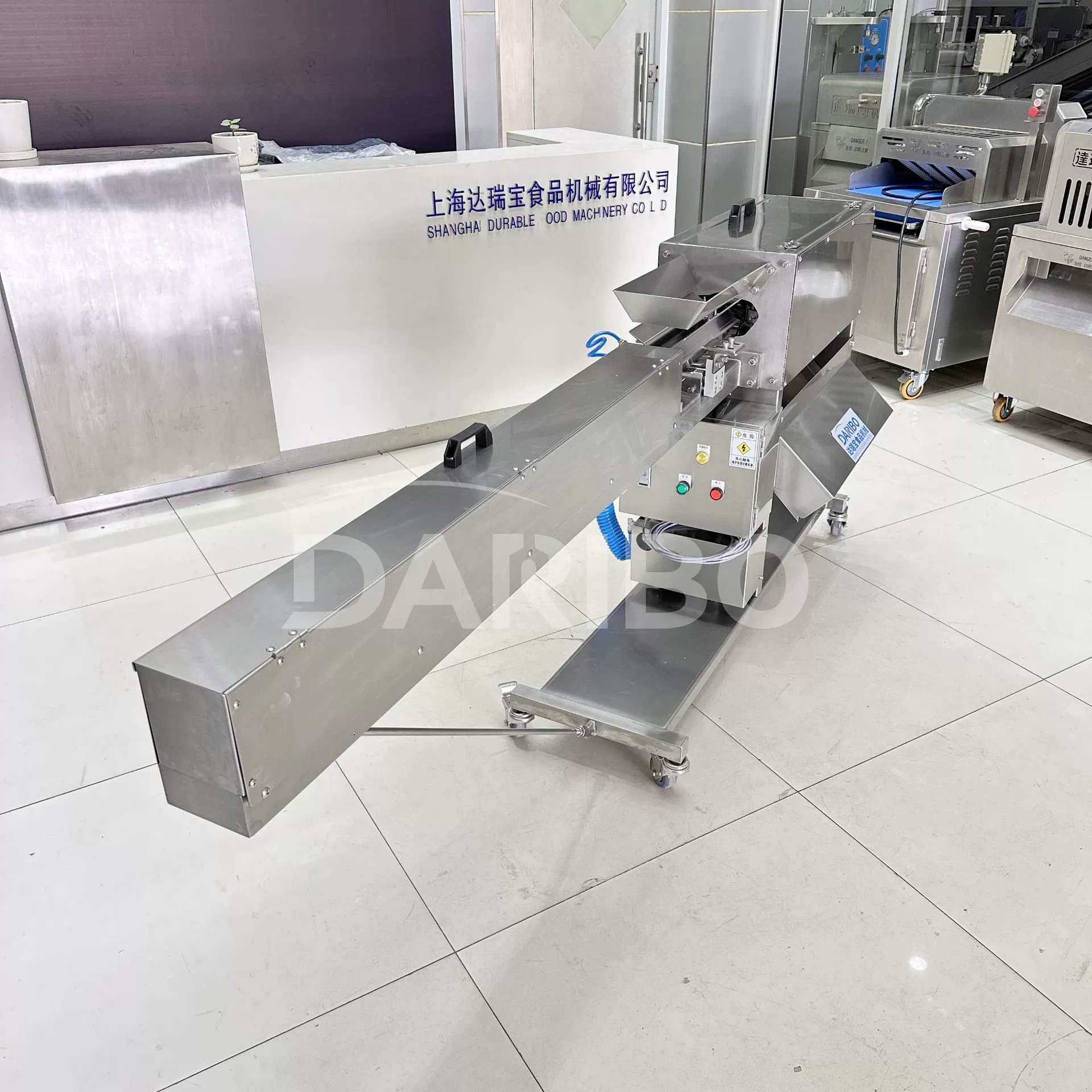 L Коммерческая машина для очистки редьки Автоматическая машина для очистки белой редьки для кухни