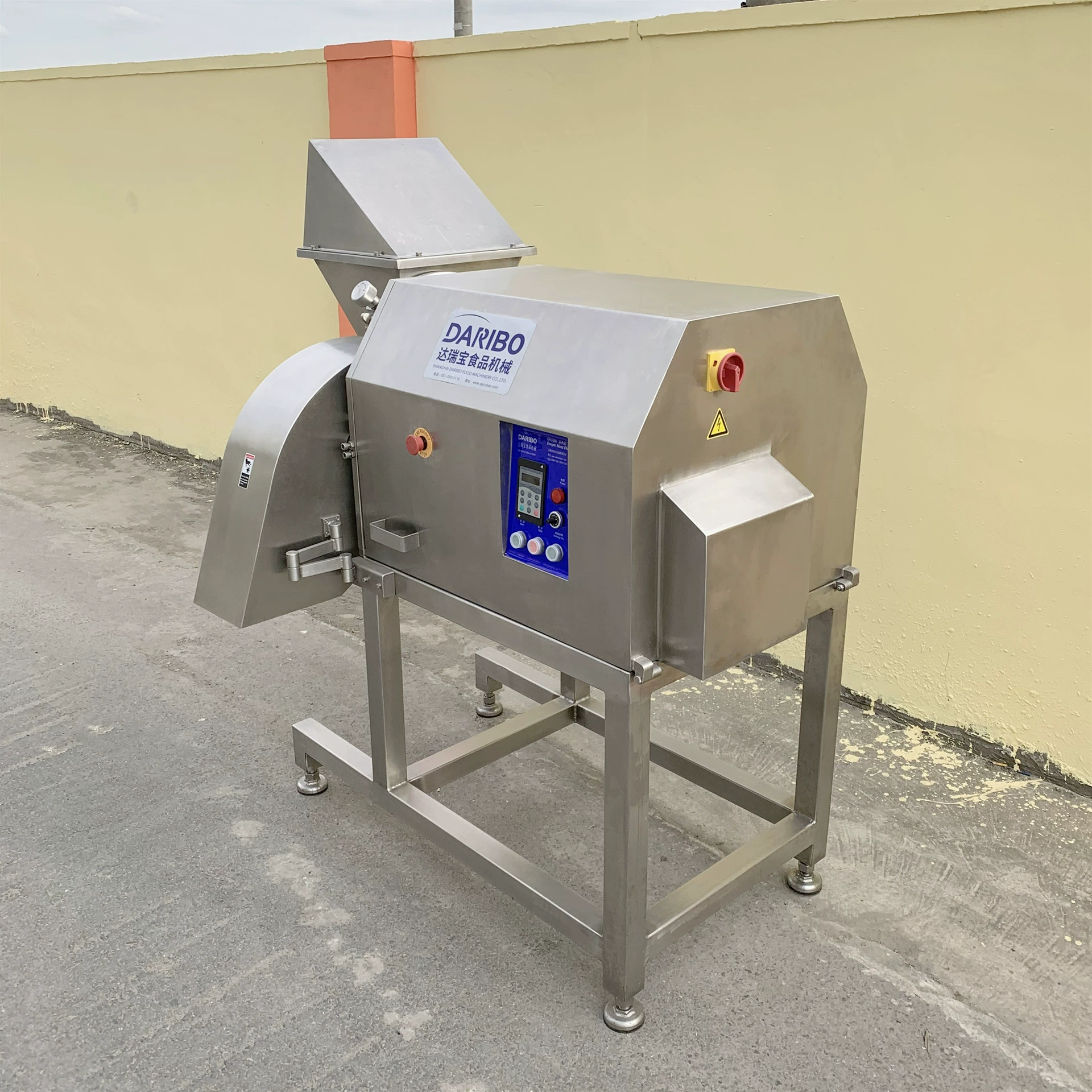 Трехмерная машина для нарезки замороженного мяса. Машина для нарезки мяса свиной и утиной кислицы может нарезать замороженное мясо ломтиками и кубиками.