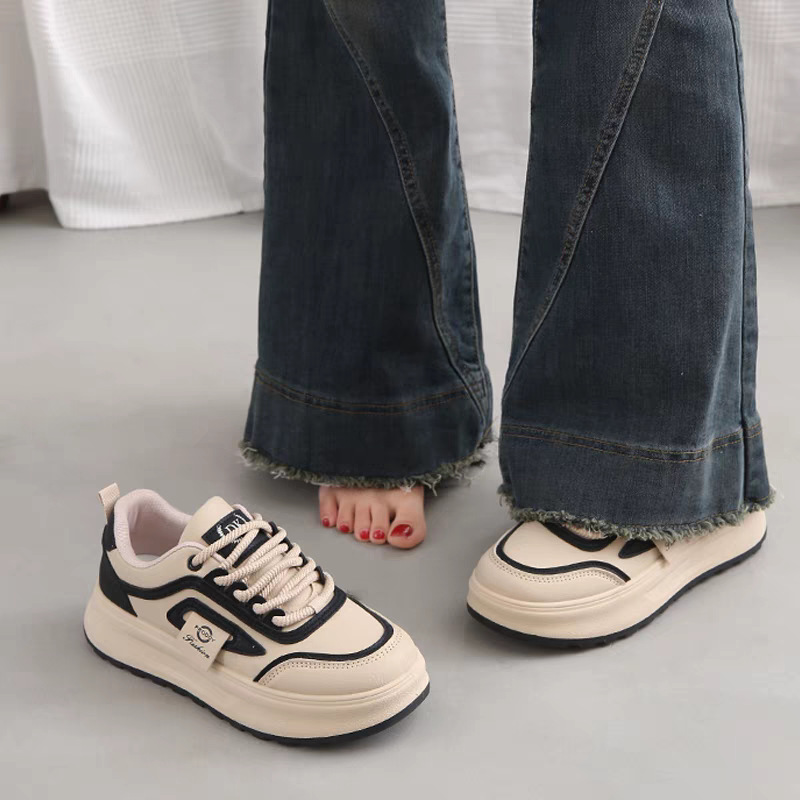 Estudiantes de suela gruesa zapatos blancos para mujeres 2025 nuevos zapatos de primavera chic de moda casual zapatos de skate de cuero