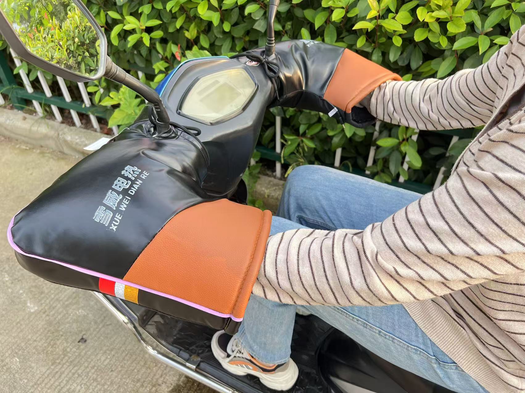 Universal electric heated handlebar covers for electric scooters and mopeds, winter electric heated handgrip covers 48V 60V 72V