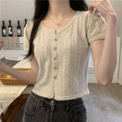 小柄なシックなフックの透かし彫りの半袖のニットの女性の夏の短いタイプのスリムなデザインの雰囲気のカーディガンの上着