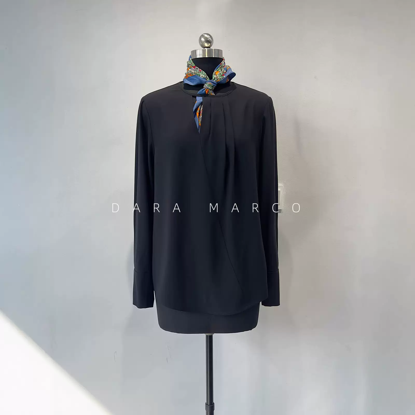 气质密码~M家柜上4K三醋酸混纺镂空领口垂坠通勤高JI感衬衫女早春