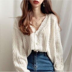 現物の透かし彫りのセーターの女性の春秋のゆったりしている薄い金の外は怠惰な風のとても仙人の長袖のメリヤスvネックの糸のコートを着ます。
