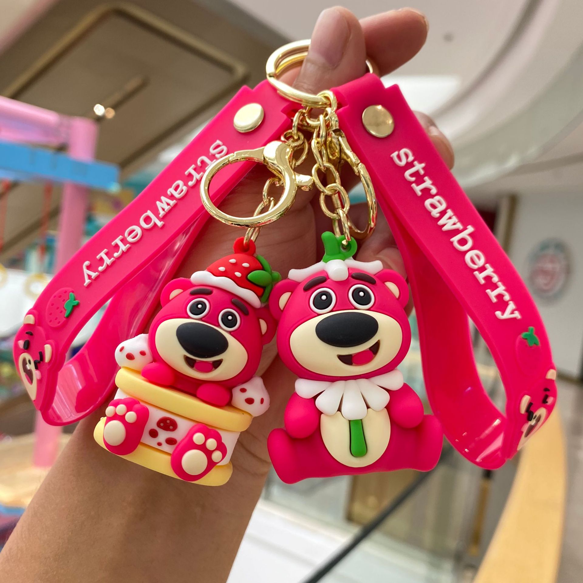 Nueva historieta en línea celebridad codicioso fresa oso llavero muñeca coche bolsa bebé captura máquina colgante llavero al por mayor