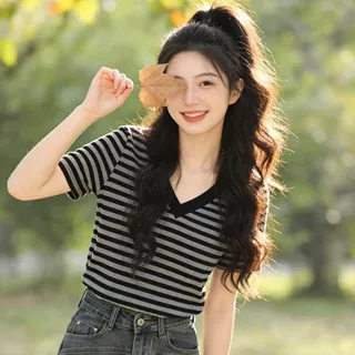 独特休闲2026夏季新款条纹V领短袖t恤女韩版显瘦轻奢小众女装上衣
