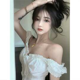 甜辣妹木耳边一字肩短袖衬衫女夏季纯欲法式白色短款性感气质上衣