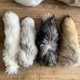毛球;生皮、毛皮;帽条