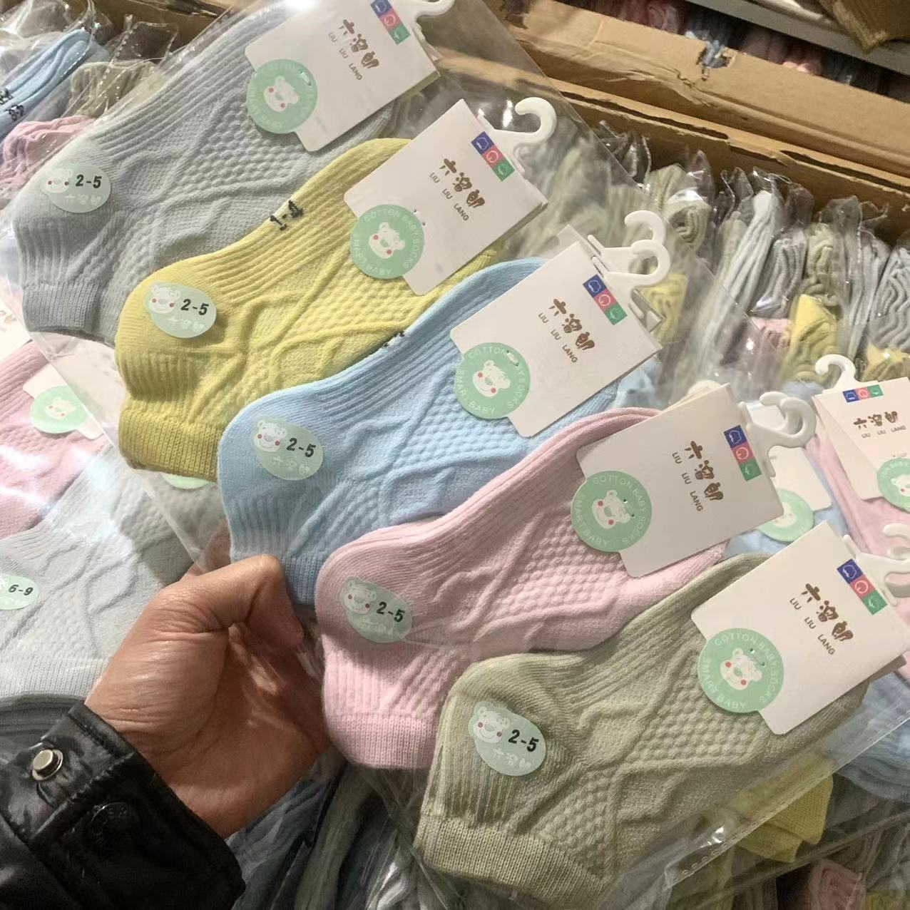 Zhuji calcetines al por mayor 2023 primavera y verano nuevos calcetines de algodón fino transpirable para niños moda Diamond Plaid niños barco Calcetines