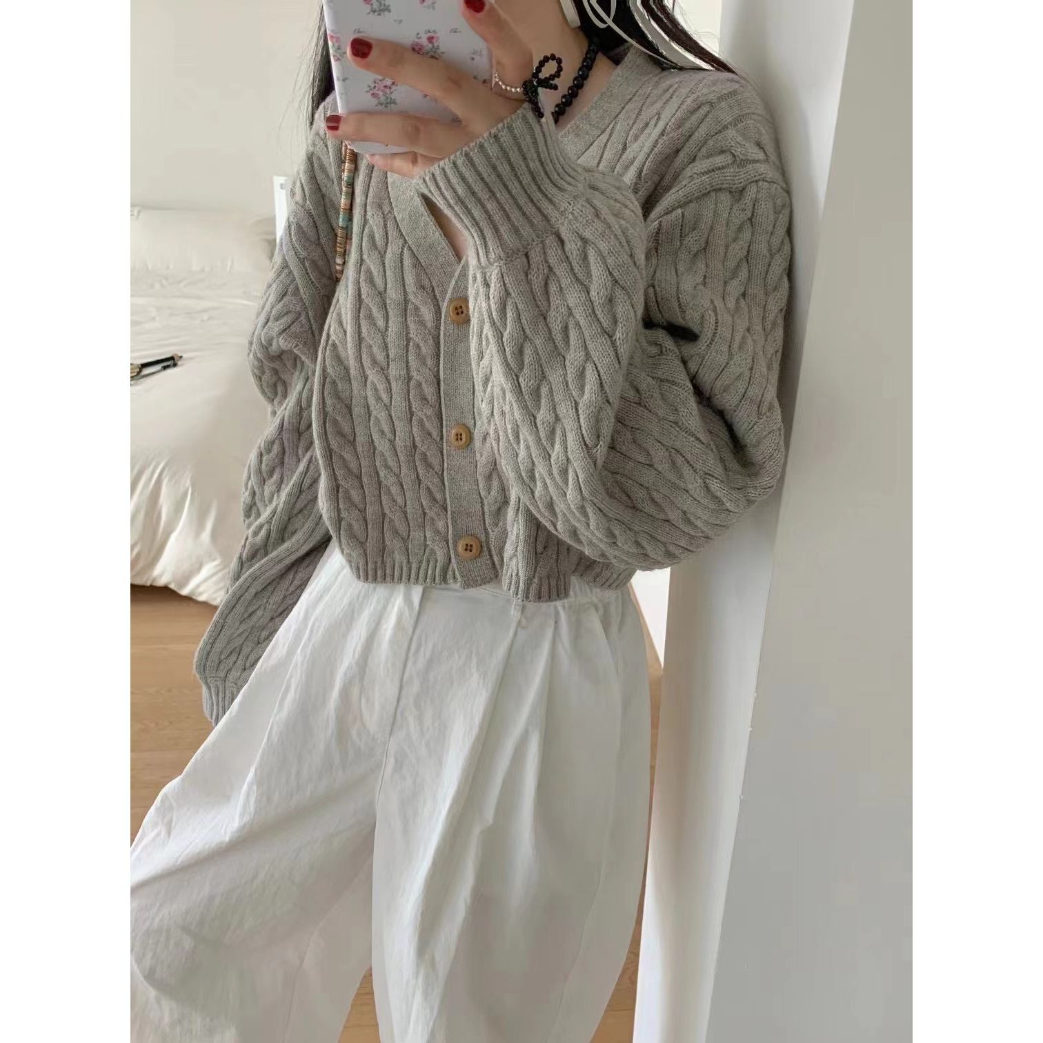 2026 Autumn/Winter Korean-style lantern sleeve V-neck cable knit sweater, short outerwear for women, loose high-waisted knit cardigan