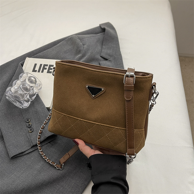 Bolso retro esmerilado simple bolso de mujer otoño / invierno 2024 nueva cadena bolso pequeño de moda estilo extranjero bolso de transporte