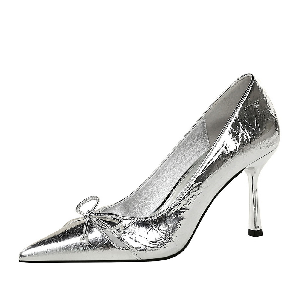 Eleganta franska stiletto pumps i lackläder med rosett för dam_voghion.com