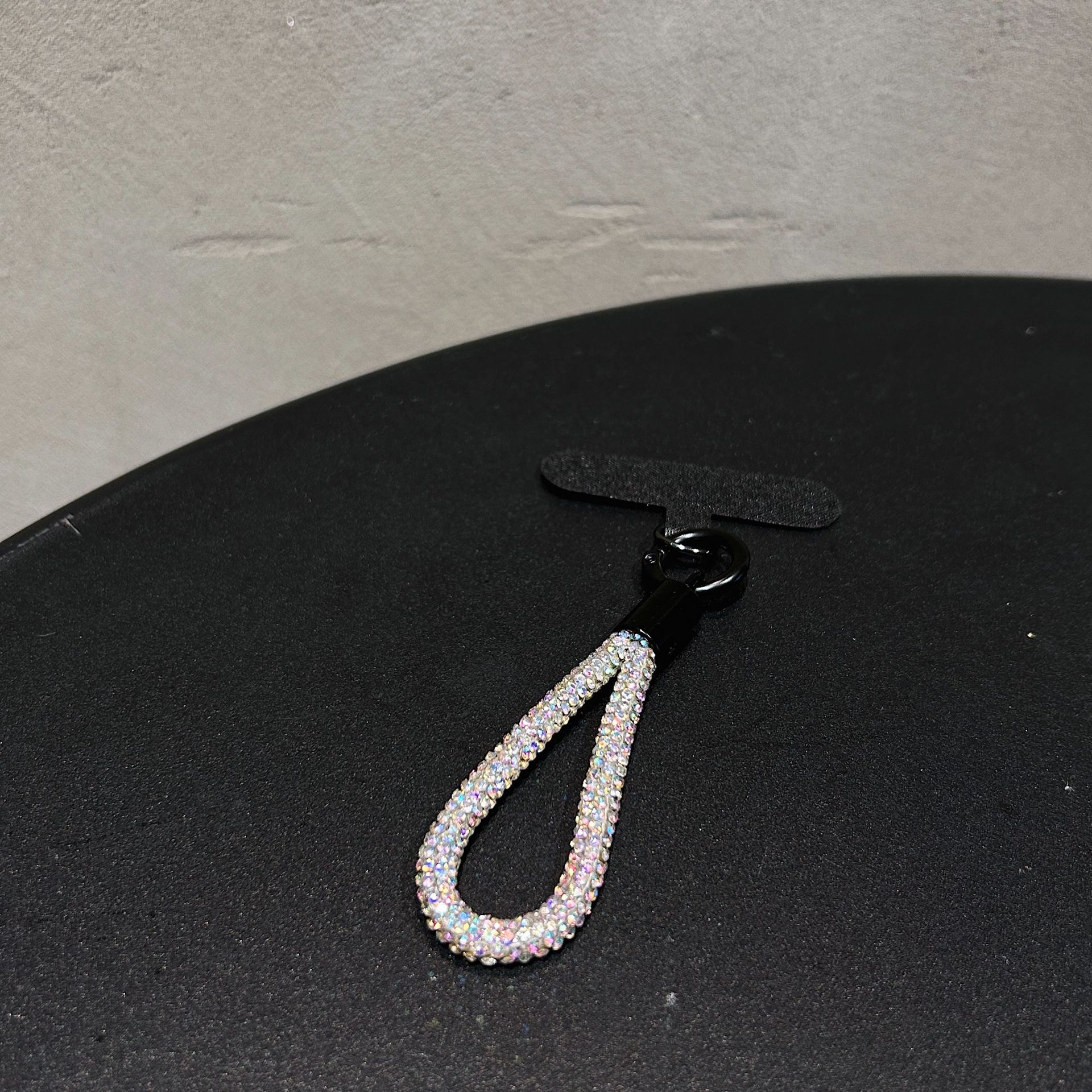 Colgante de diamante de alta sensación colorido perlas de diamante flash clip de teléfono móvil hebilla de metal resistente a la caída colgante de cadena corta resistente a la pérdida de cuello