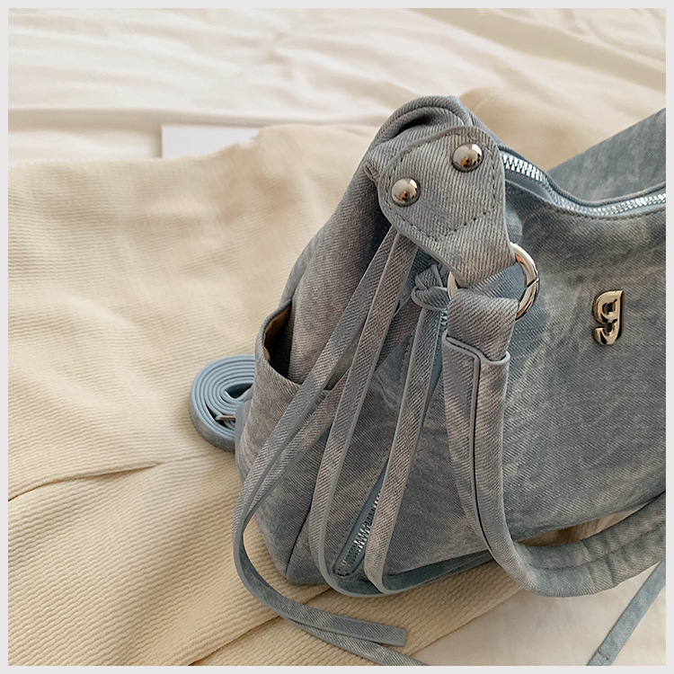 Large capacity wandering shoulder bag, new spicy girl high-end versatile double pocket strip casual crossbody armpit bag_voghion.com