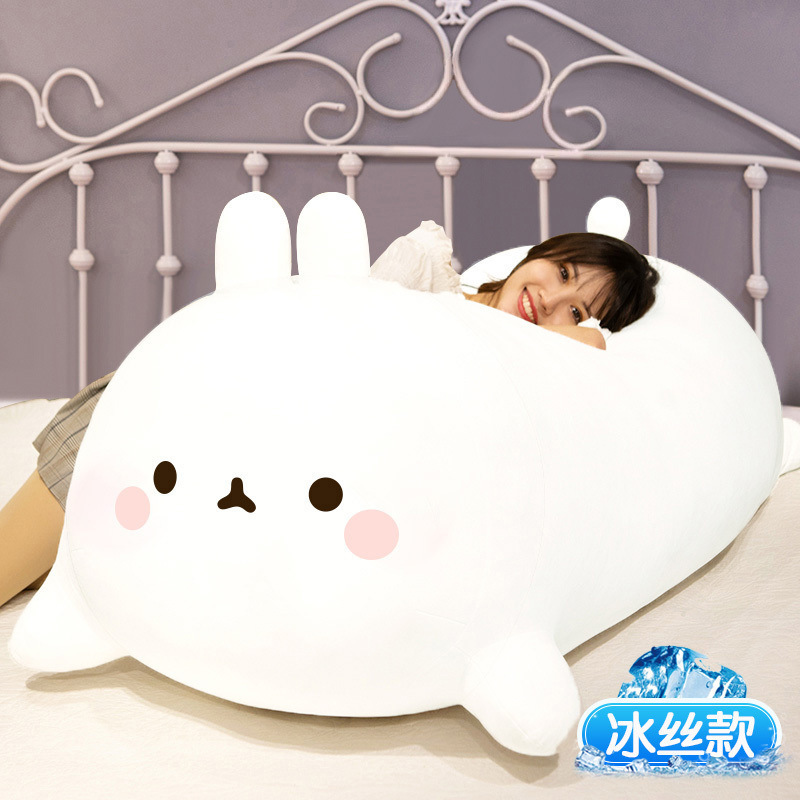氷の糸の夏の涼感のサメのぬいぐるみは枕の女の子を抱いて足を挟んで寝ます。|undefined