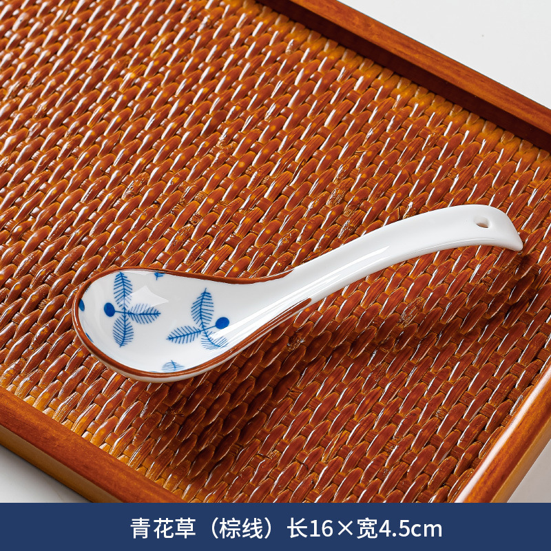 Cuchara de sopa pequeña de estilo japonés cuchara de cerámica azul y blanca creativa hogar engrosada mango curvo anti-escaldado comiendo cuchara de sopa al por mayor