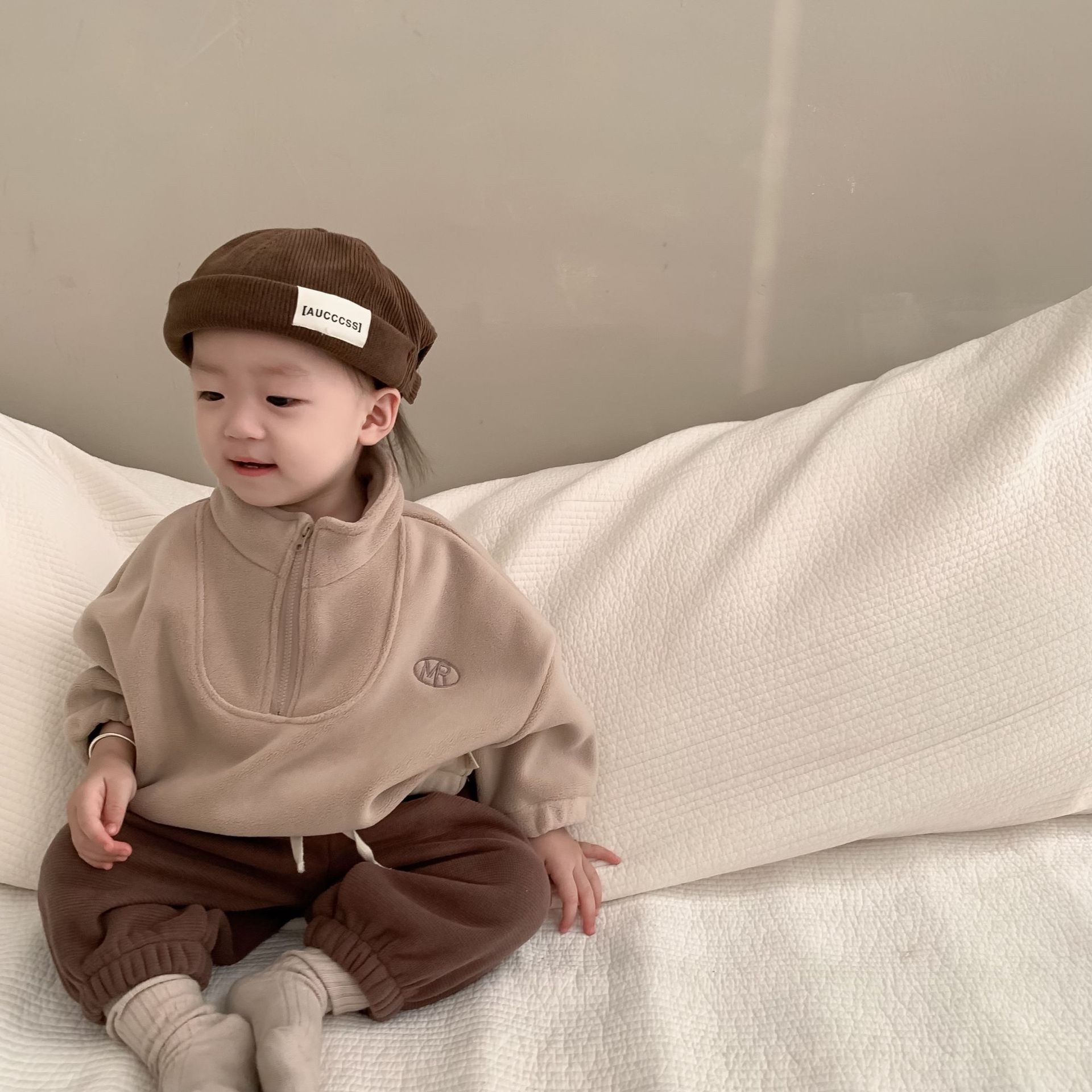 Ropa de primavera y otoño para niños, ropa infantil de estilo coreano, ropa para salir de paseo, conjunto de dos piezas de sudadera y pantalones deportivos para niños, conjunto de otoño para bebés.