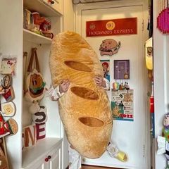 小紅の本のパンの長い条は枕を抱いてかわいいです。