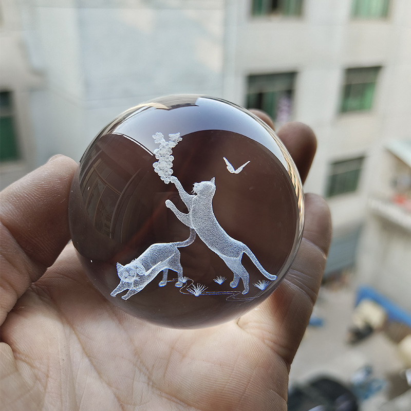 Bola de cristal dos gatos atrapan uvas