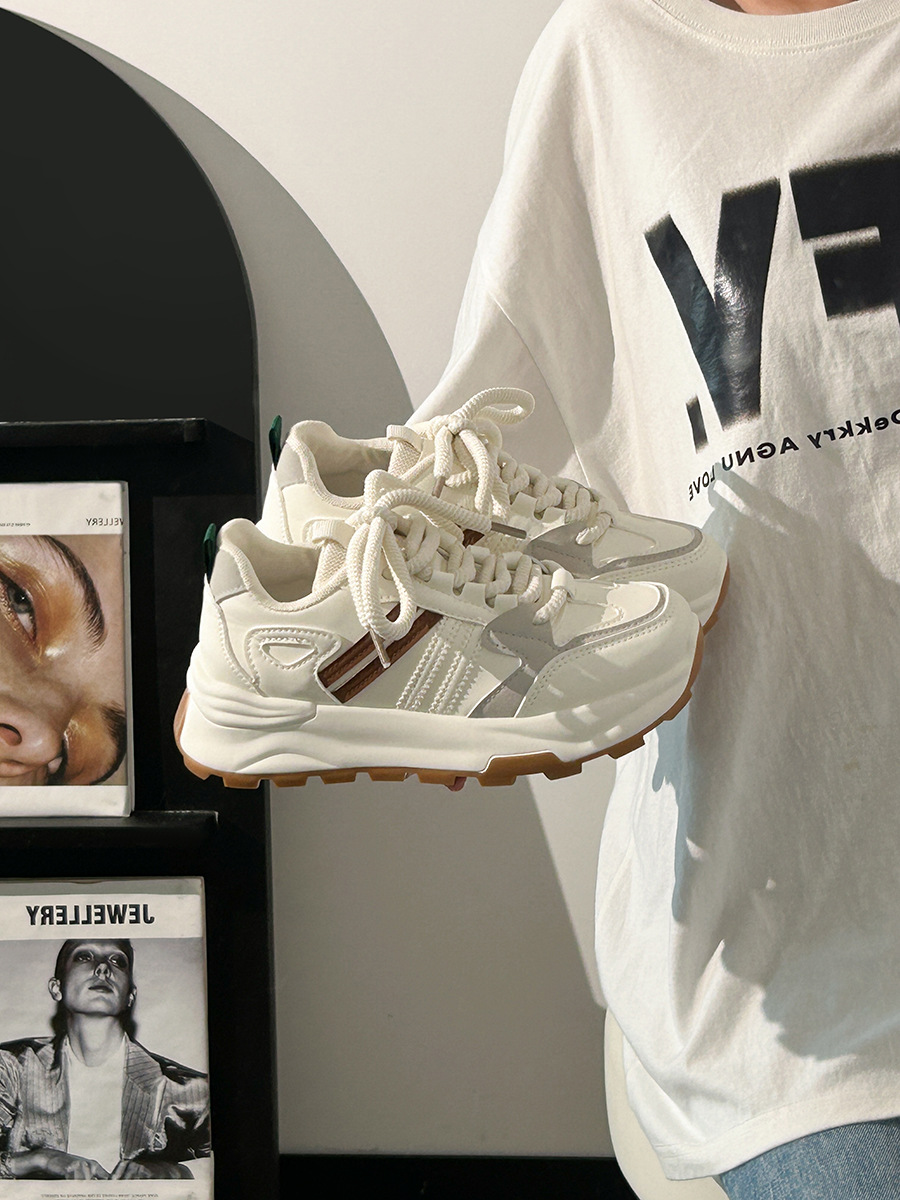 Pequeños zapatos blancos para mujeres 2025 nuevos zapatos deportivos de estudiantes zapatos de skate para mujeres zapatos de carreras casuales con suela plana