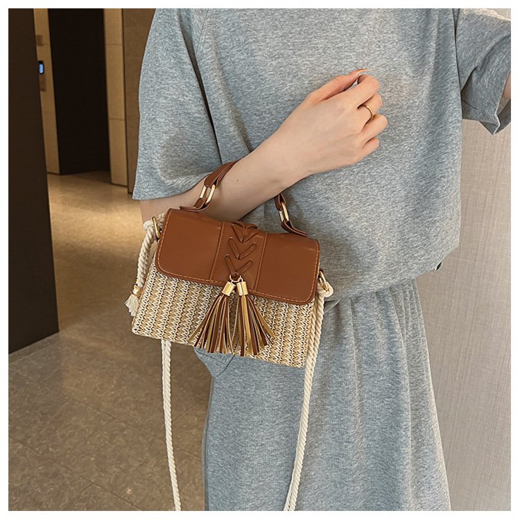 Women's Medium Straw Color Block Streetwear Tassel Weave Square Flip Cover Crossbody Bag display picture 4