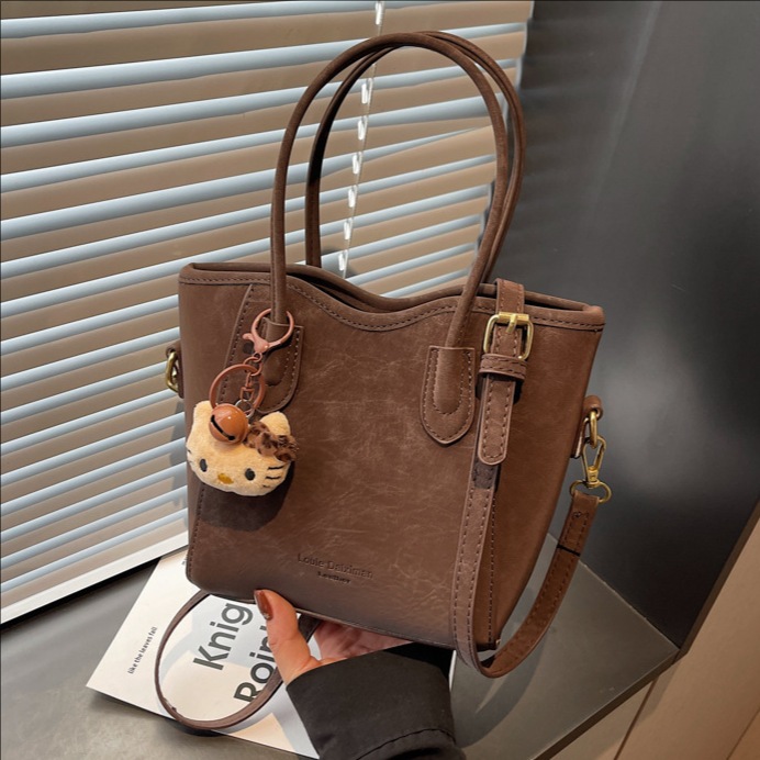 Alta sensación de moda, bolsa de comida de mano, bolsa de invierno para mujeres 2025, nueva bolsa de hombro de lujo ligera, bolsa de hombro versátil