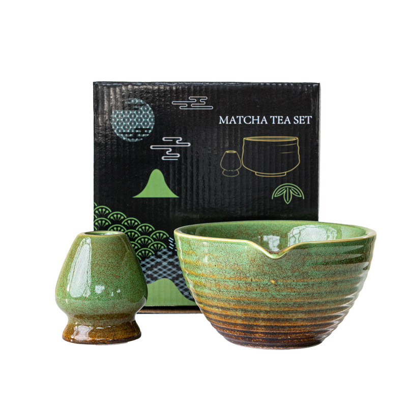 国境を越えて日本式の抹茶茶碗に案内口を持って釉薬茶を飲みます。|undefined