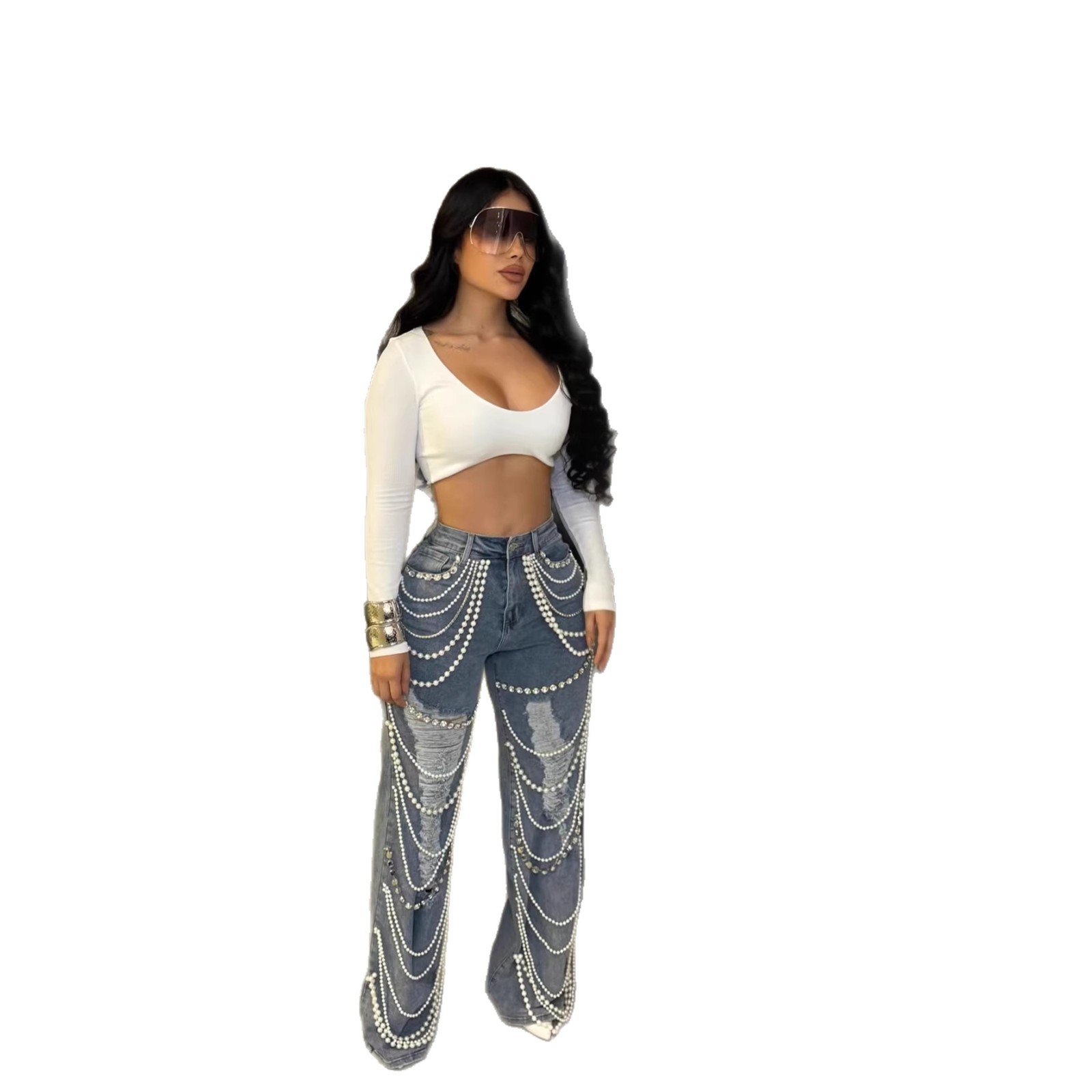Dameskleding: Damesjeans met rechte pijpen en een verwassen look, met een hanger in de vorm van een diamanten ketting. Modieus voor formele en casual gelegenheden._voghion.com