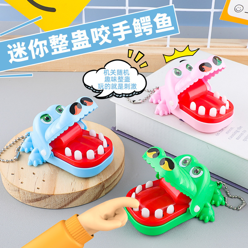 Mini crocodile keychain toy, a fun and interactive prank toy, wholesale for street vendors Mini crocodile keychain toy, a fun and interactive prank toy, wholesale for street vendors
