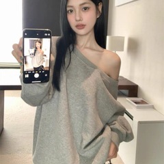 韓国版はとてもシンプルで、純色のファッションは肩を露出しています。