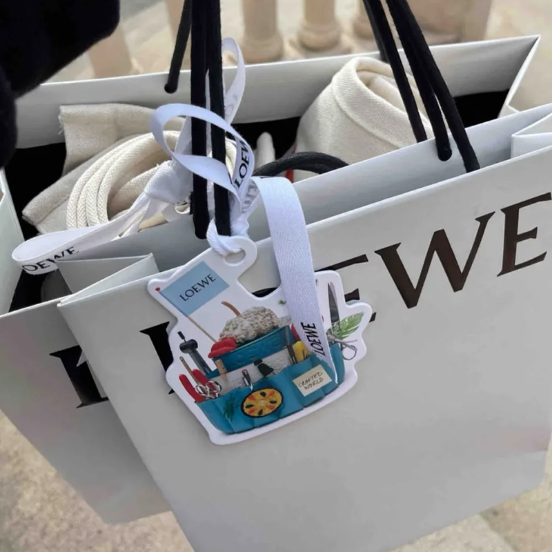 Loew* üslubunda qadın çantası və kağız paket