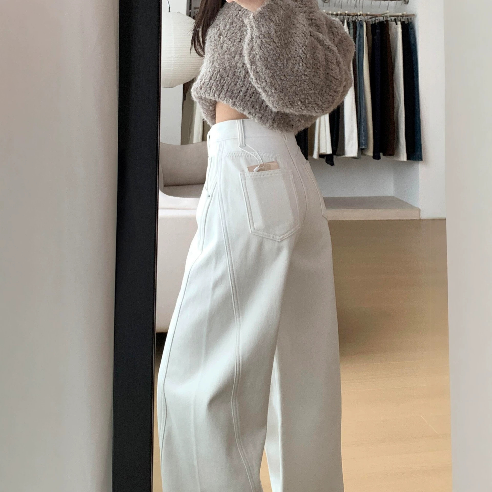 White wide-leg jeans for women with a pear-shaped figure, new autumn collection, high-waisted, loose-fitting, slimming, and straight-leg design