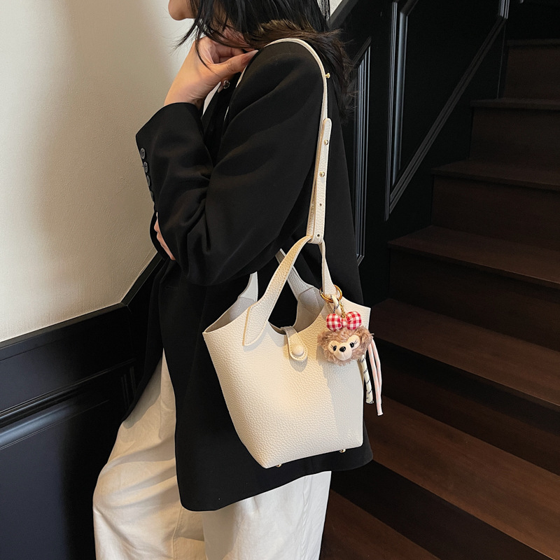 Bolso de canasta de verduras transfronterizo para mujer 2025 nuevo bolso de hombro casual simple bolso de cubo de mensajero de cuero suave de todo fósforo