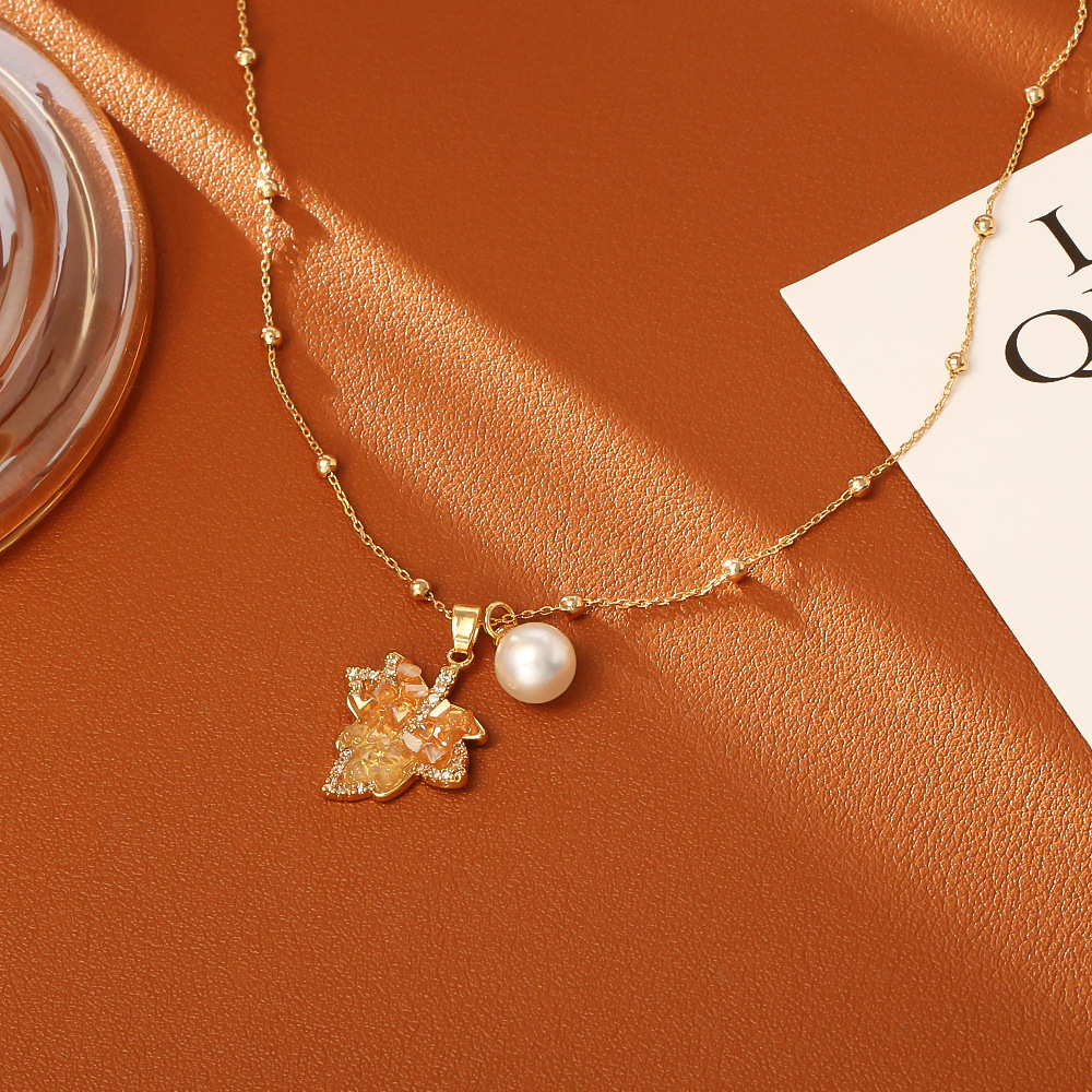 Collar vintage elegante con hoja de arce y perlas en gradiente_voghion.com