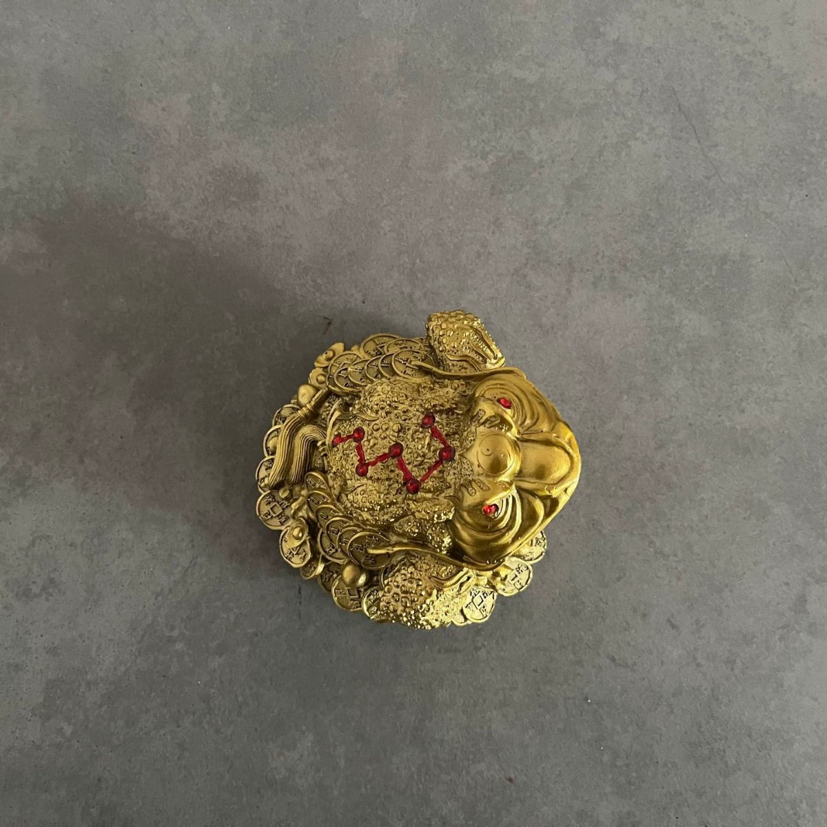 Caicai Jinchan открывает подарки