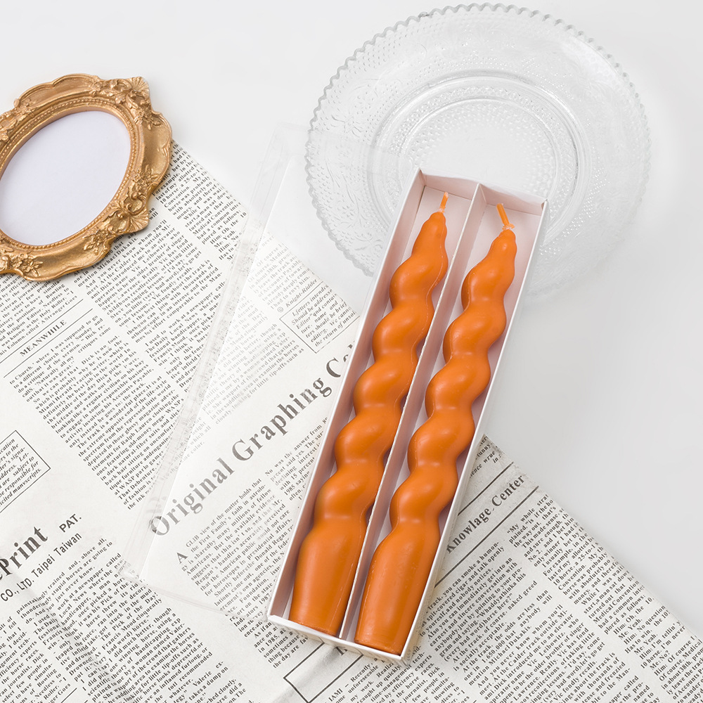 Färgglada vridna ljus för romantiska middagar_voghion.com