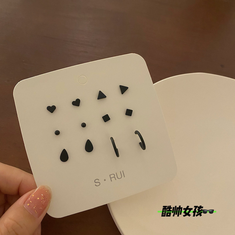 Black Geometric Cool and Handsome Earring Set for Men and Women Heart Square Dark Simple Small C-Shaped Circle Earrings
